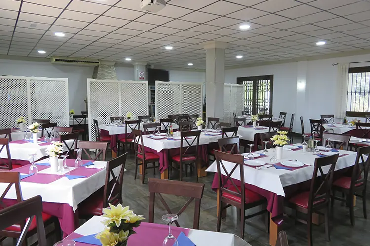 Salón preparado para grupos
