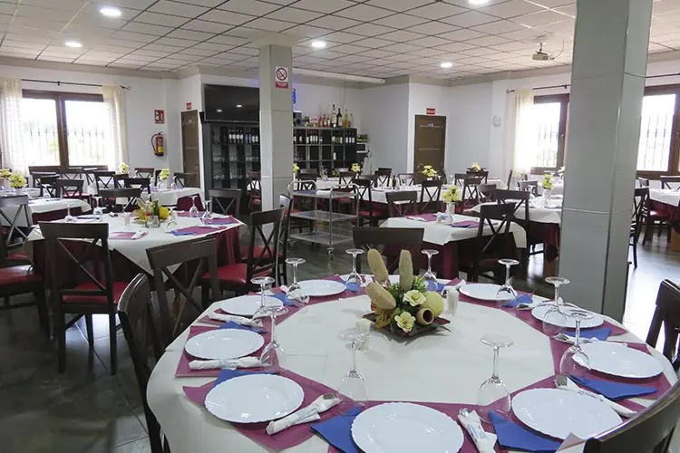 Salón principal de Venta El Cortijuelo preparado para el servicio